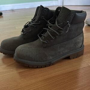 Grey timbs